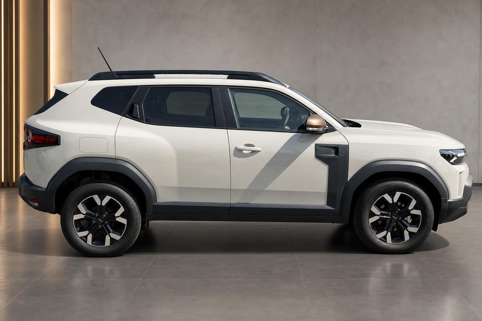Dacia Duster SUV in Weiß – Seitenansicht links im Showroom