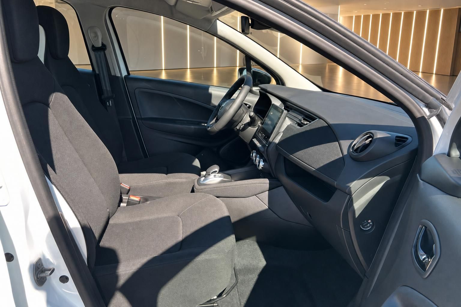 Renault ZOE Innenraum mit grauen Stoffsitzen und modernem Cockpit