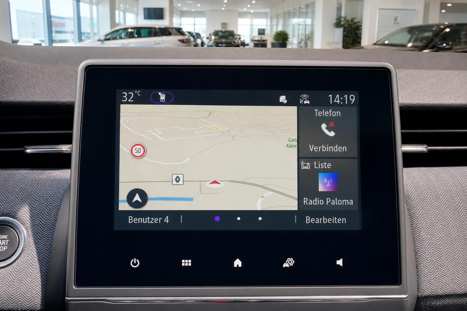 Renault Navigationssystem mit Kartenansicht und Multimedia-Display im Innenraum