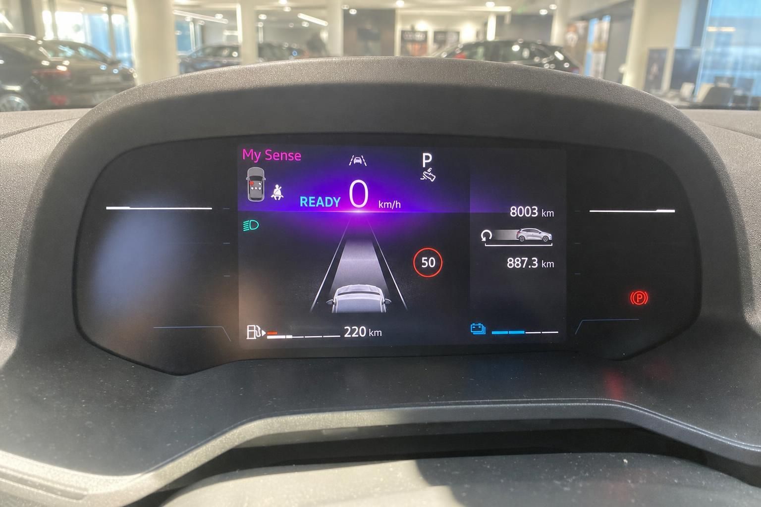 Digitales Kombiinstrument mit Tempolimitanzeige und Fahrdaten im Renault