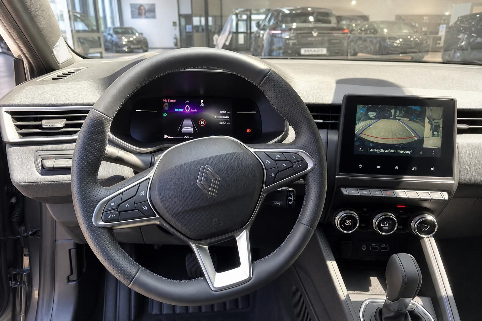 Renault Cockpit mit Lenkrad, Rückfahrkamera-Display und Digitaltacho