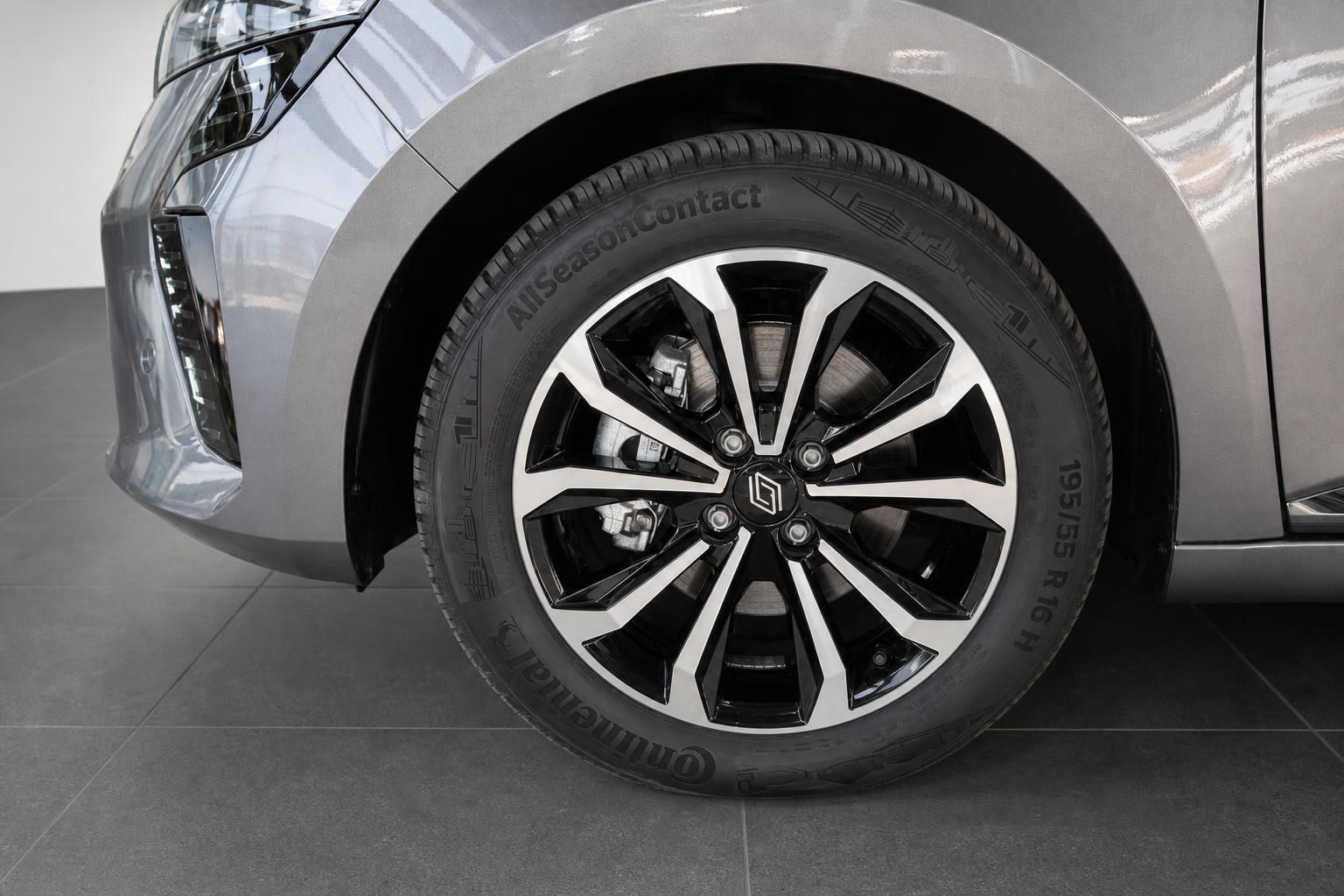Detailansicht Leichtmetallfelge mit Continental Reifen am Renault Fahrzeug