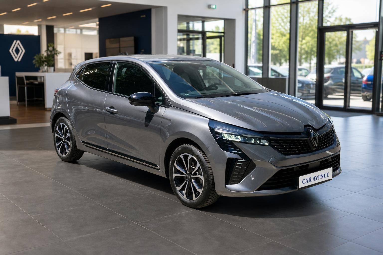 Renault Clio grau Frontansicht schraeg im Showroom