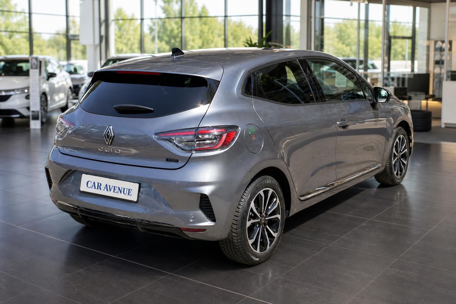 Renault Clio grau Heck schraeg im Autohaus geparkt