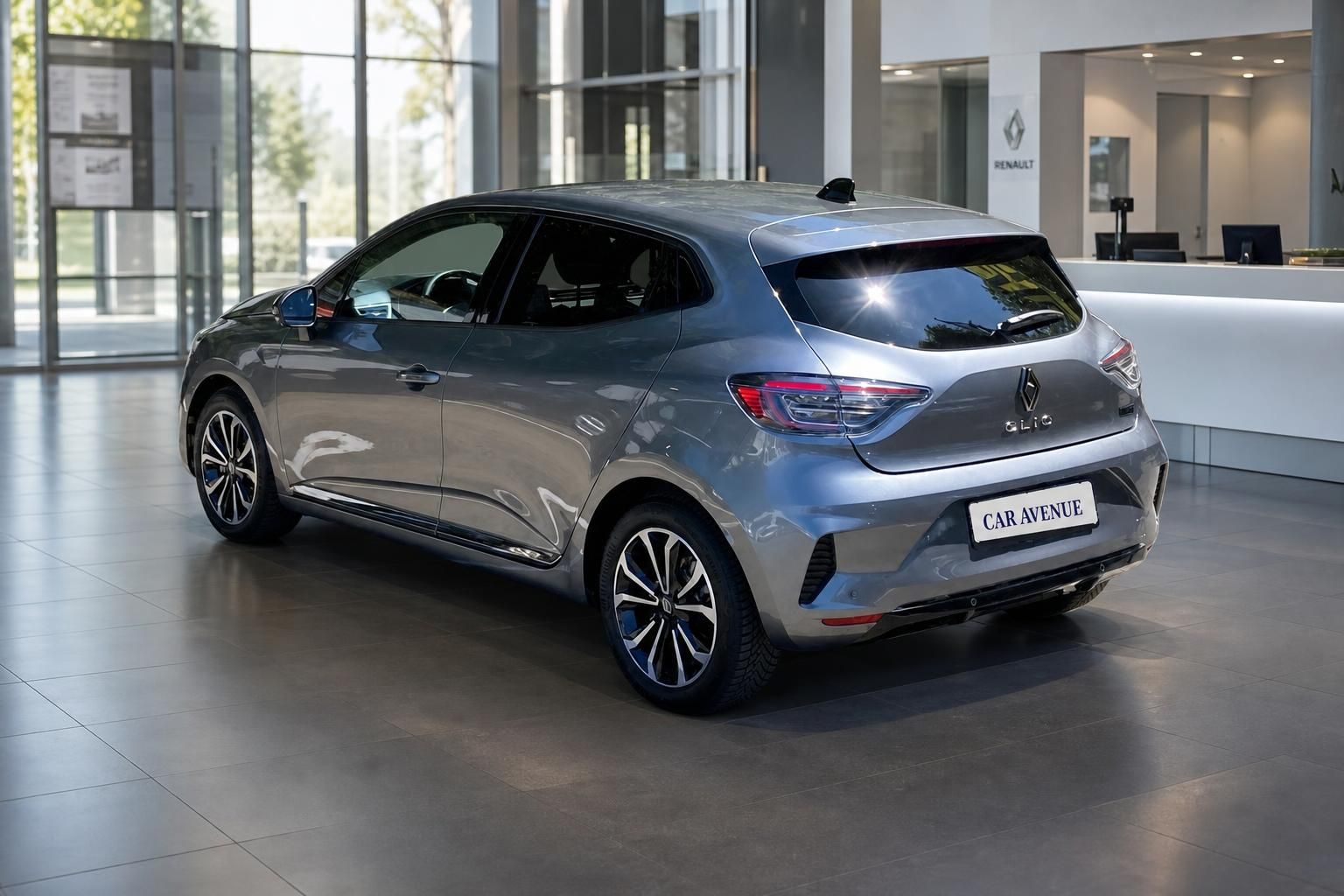 Renault Clio grau Heckansicht mit Kennzeichenhalter Car Avenue