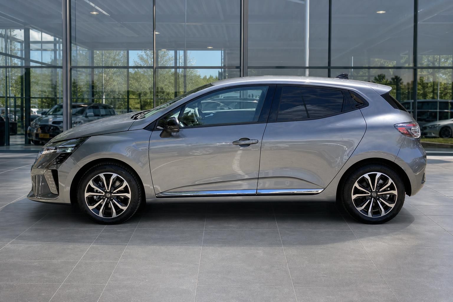Renault Clio grau Seitenansicht im Autohaus Showroom