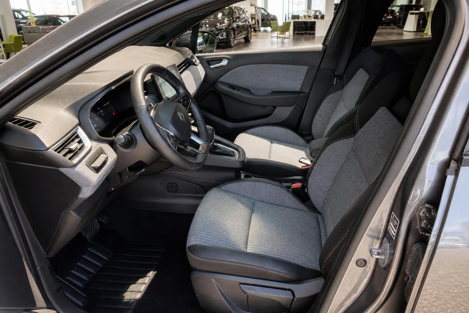 Renault Innenraum Vordersitze und Cockpit durch geöffnete Tür