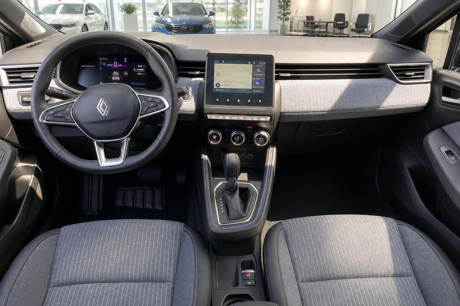 Renault Cockpit mit Lenkrad, Navigationsdisplay und Sitzen