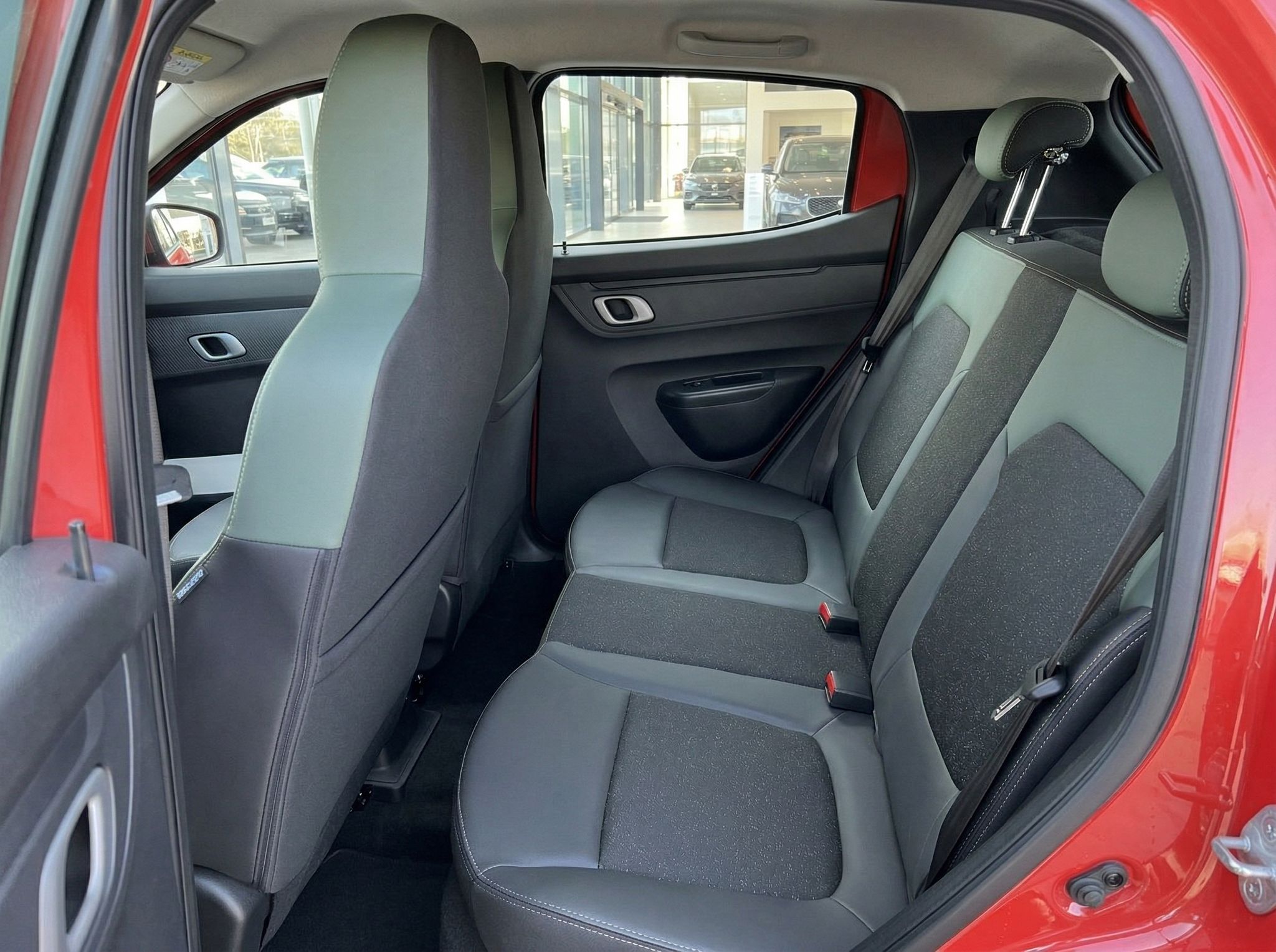 Rücksitzbank mit grauen Polstern und schwarzen Akzenten im Fahrzeug-Innenraum