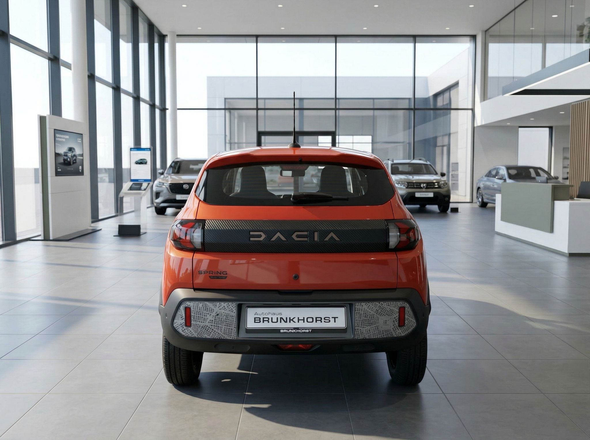 Dacia Spring Elektroauto in Orange - Heckansicht im modernen Autohaus Showroom