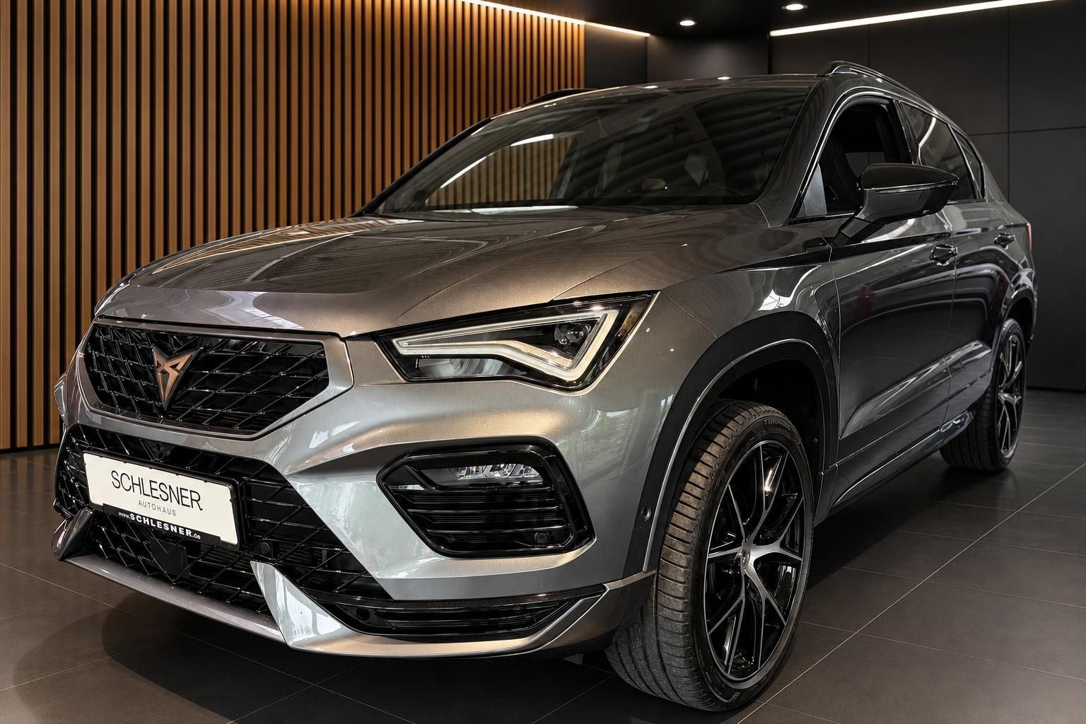 Cupra Ateca SUV in Grau, Frontansicht schraeg im Autohaus Schlesner