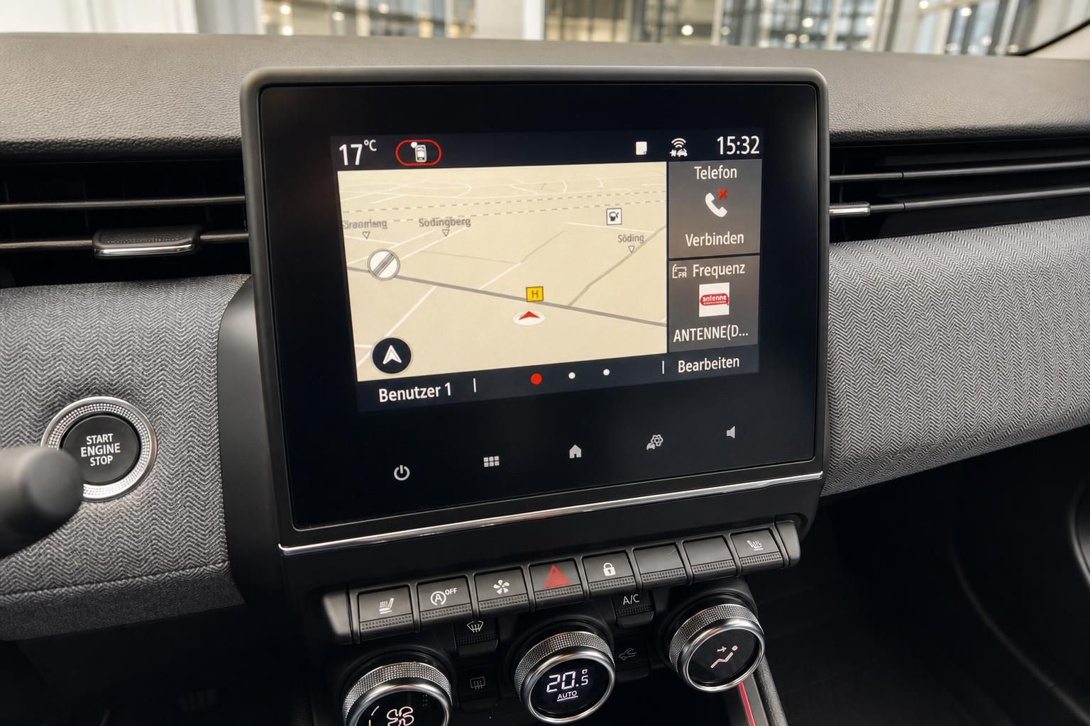 Renault Infotainment-Display mit Navigation und Klimasteuerung