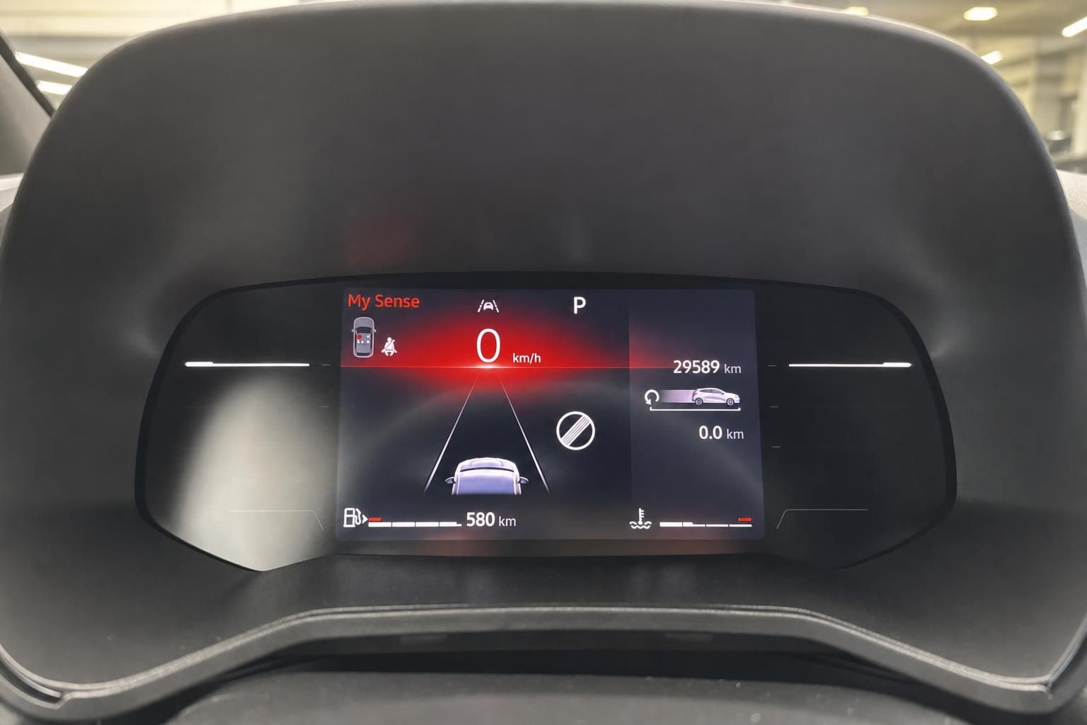 Digitales Kombiinstrument mit My Sense Display und Fahrassistenzsystem im Fahrzeug-Cockpit