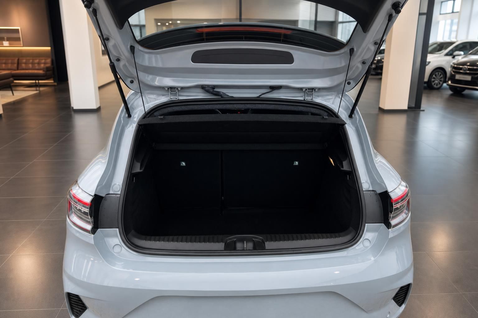 Offener Kofferraum eines weißen Fahrzeugs im Autohaus-Showroom