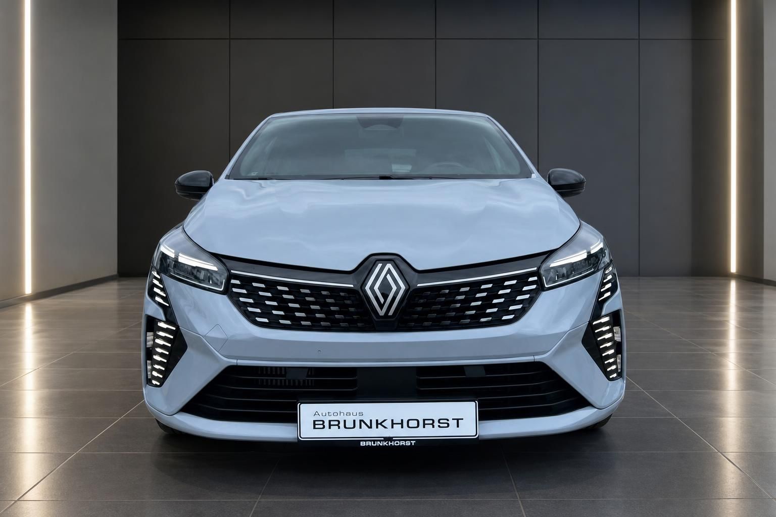 Renault Clio silber metallic Frontansicht mit LED-Scheinwerfern und Kühlergrill