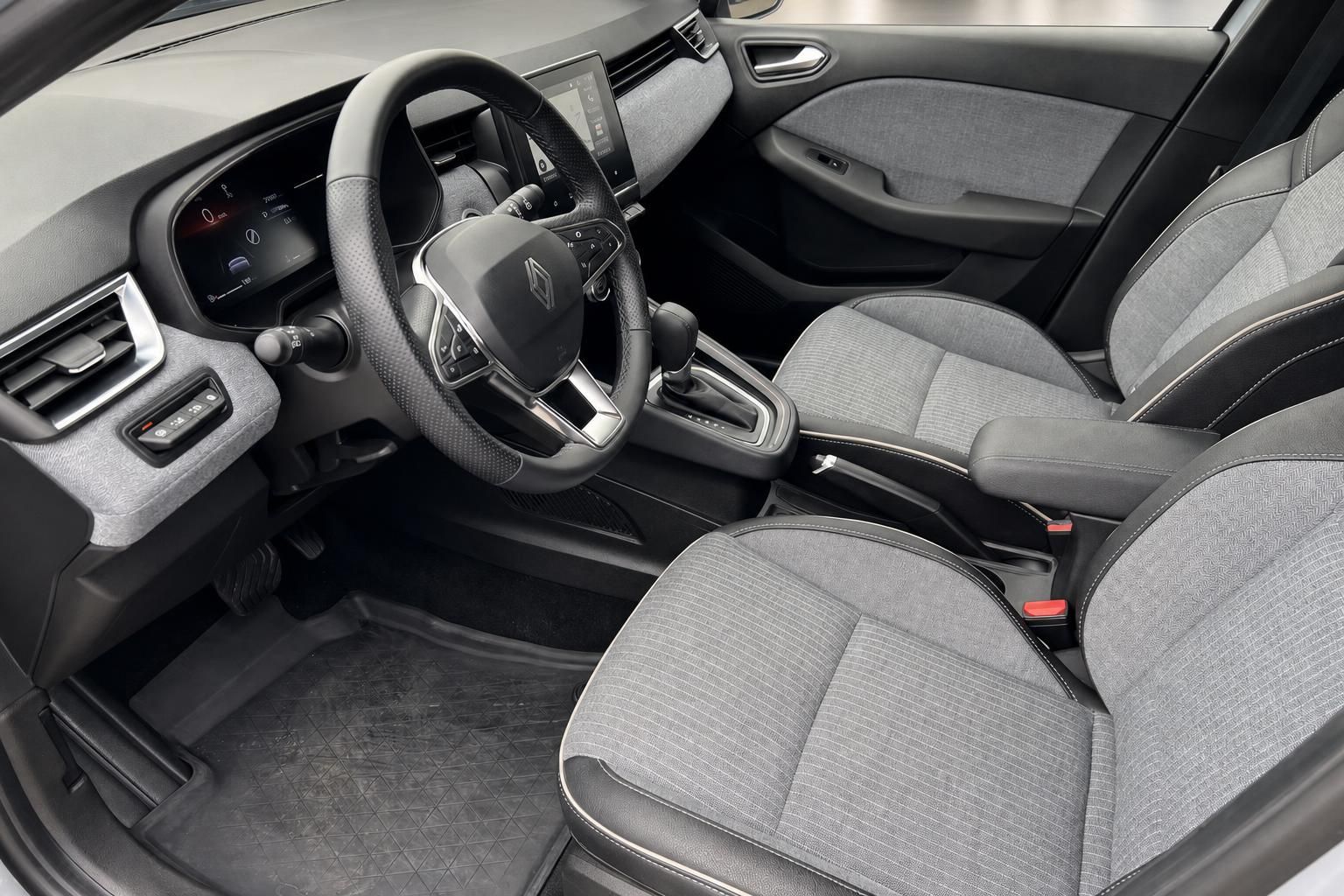Renault Innenraum mit grauem Lenkrad, Touchscreen-Display und modernem Cockpit-Design
