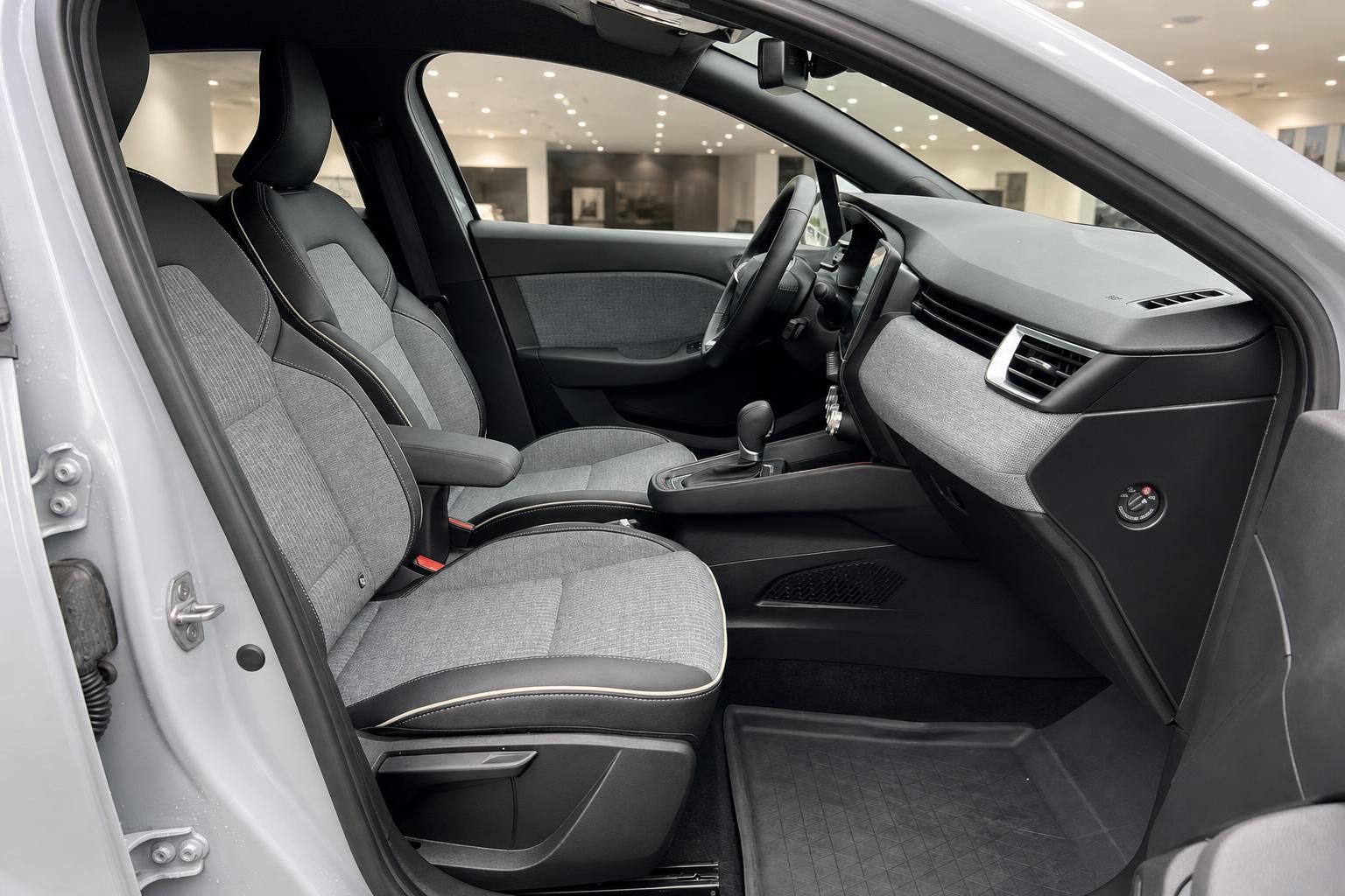 Renault Fahrzeuginnenraum mit Vordersitzen und Cockpit-Ansicht