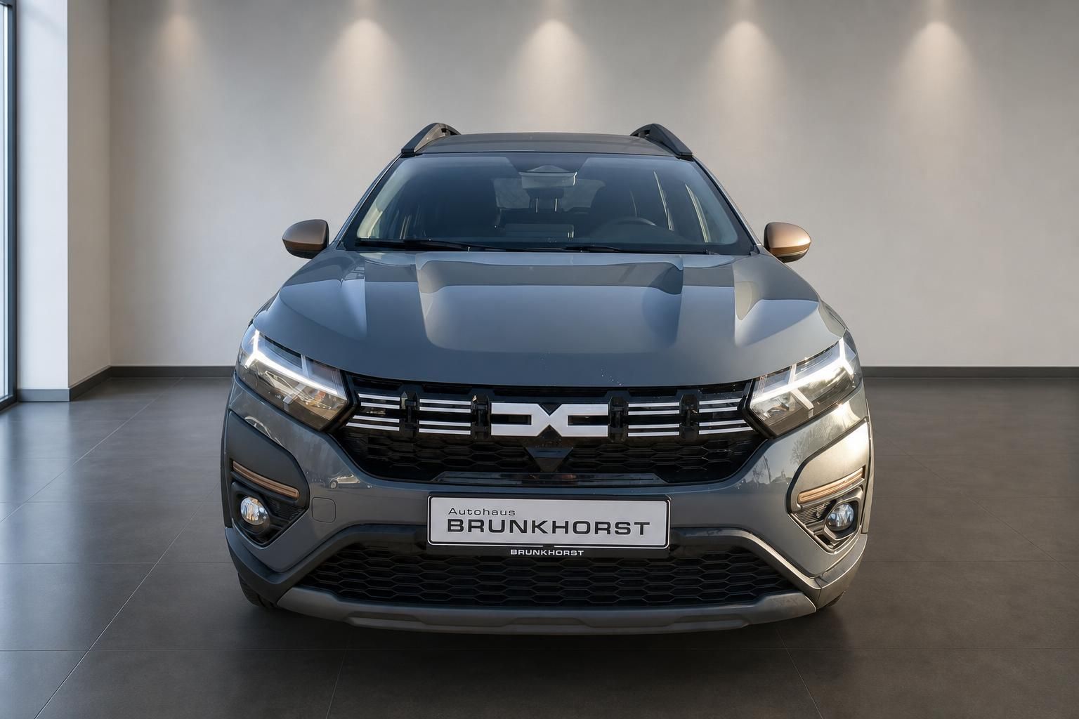 Dacia Jogger Frontansicht grau im Showroom - moderner SUV mit LED-Scheinwerfern
