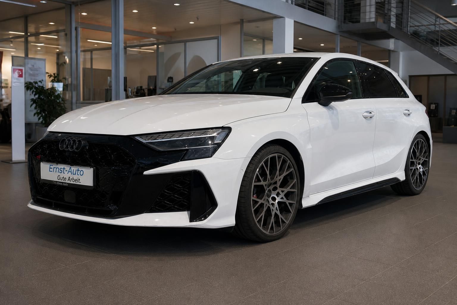 Audi RS3 Sportback weiß, Frontansicht im Autohaus Ernst-Auto
