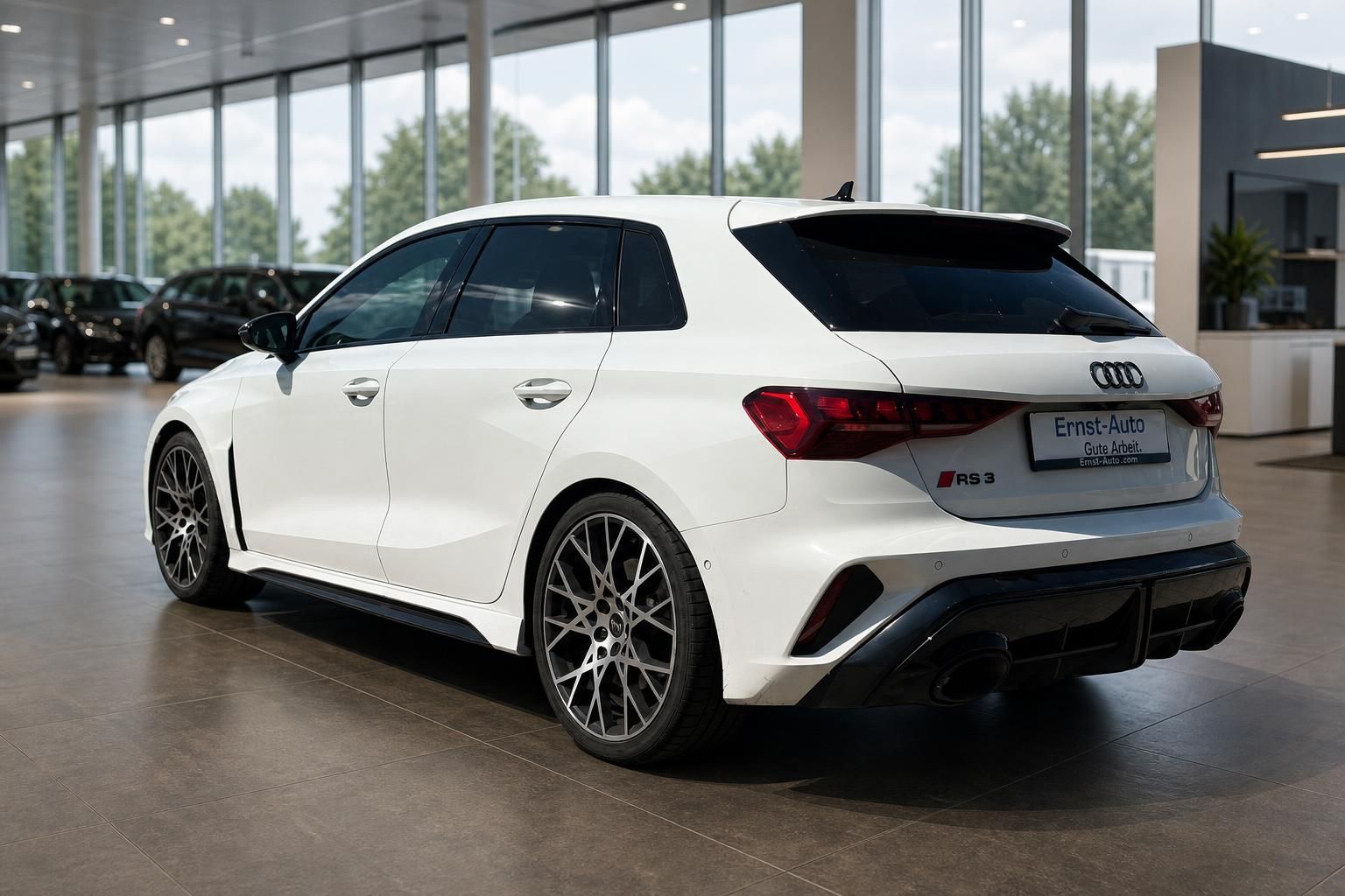 Audi RS3 Sportback weiß, Heckansicht mit Diffusor und Auspuff