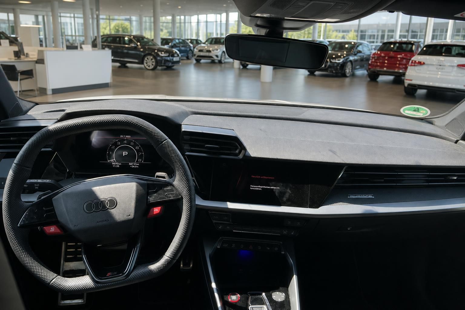 Audi RS3 Cockpit mit Lenkrad und digitalem Display im Showroom