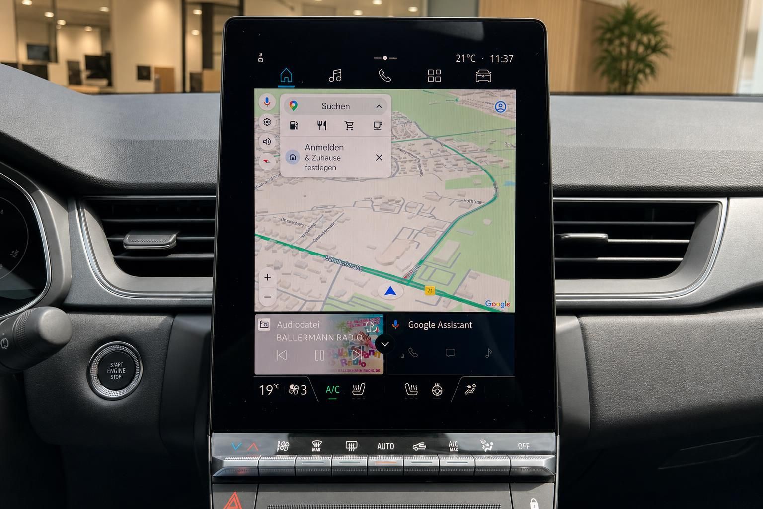 Touchscreen-Infotainmentsystem mit Navigationskarte und Klimasteuerung im Fahrzeug