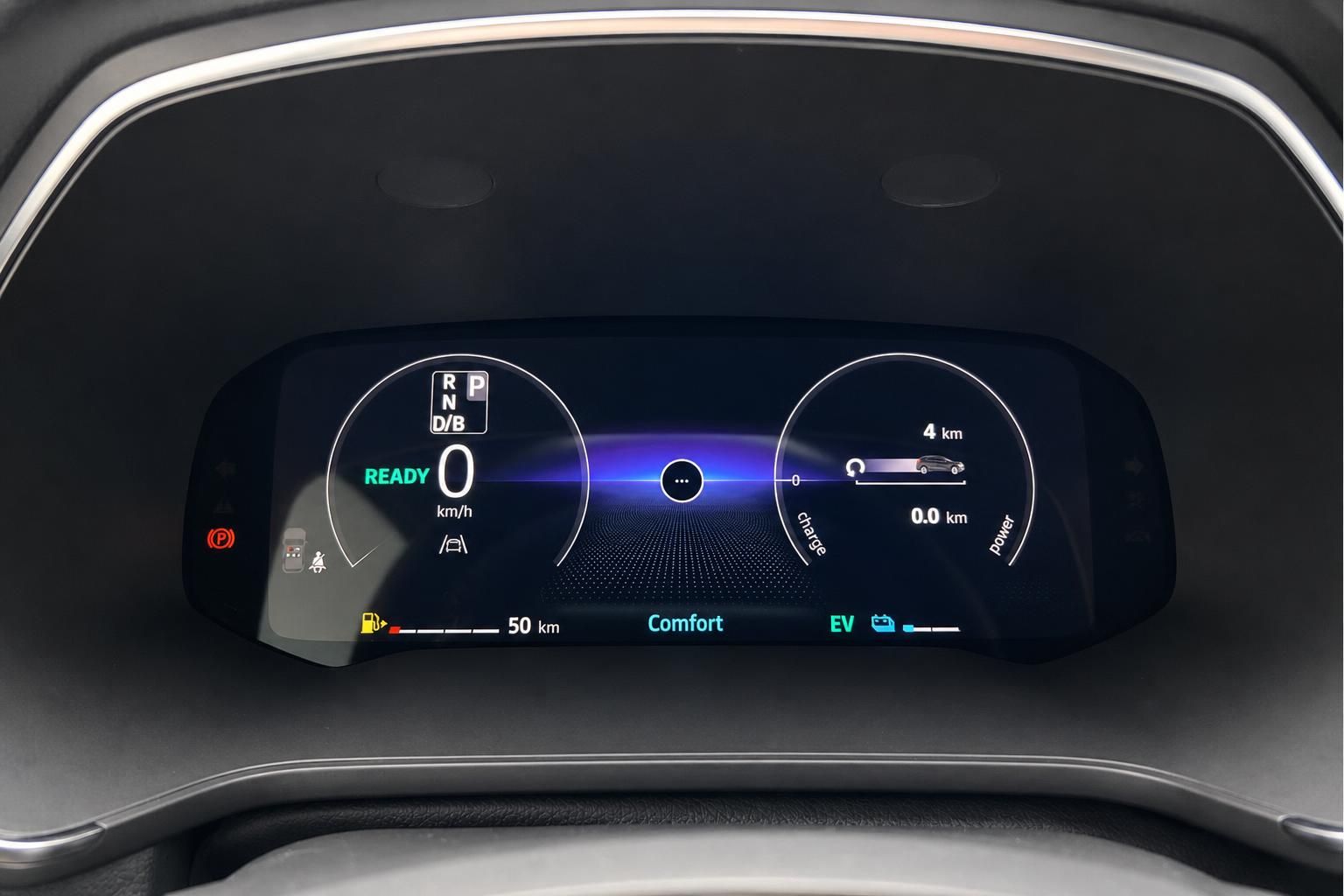 Digitales Armaturenbrett mit Elektrofahrzeug-Display und Fahrmodus-Anzeige im modernen Auto-Innenraum