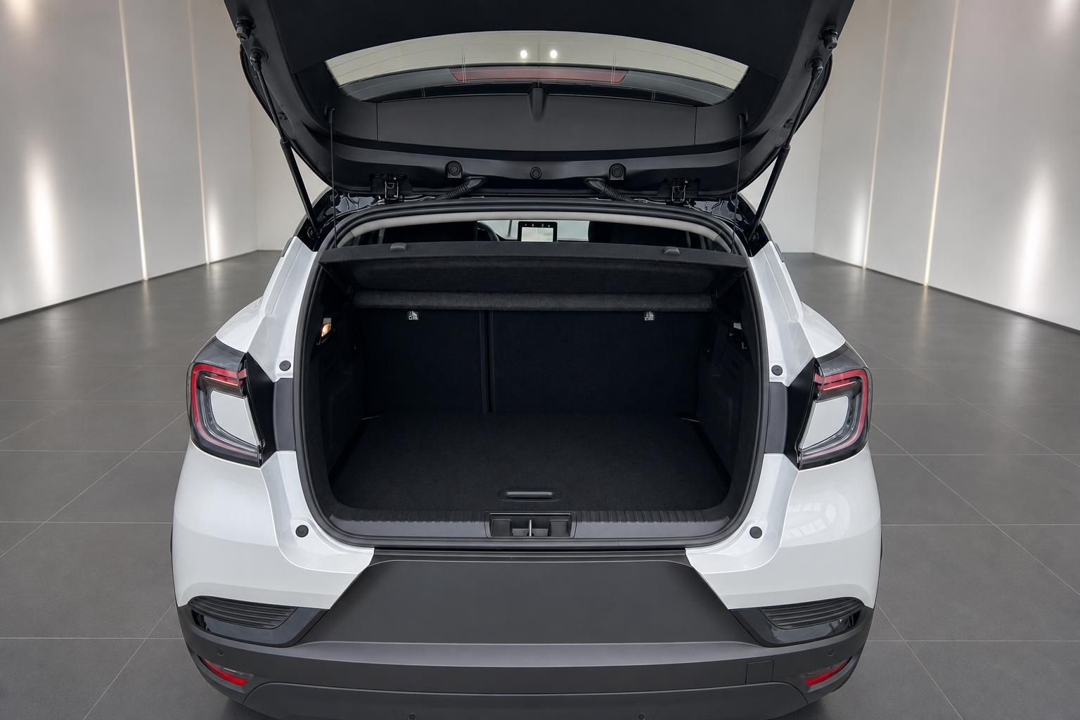 Kofferraum eines weißen SUV mit geöffneter Heckklappe in modernem Ausstellungsraum