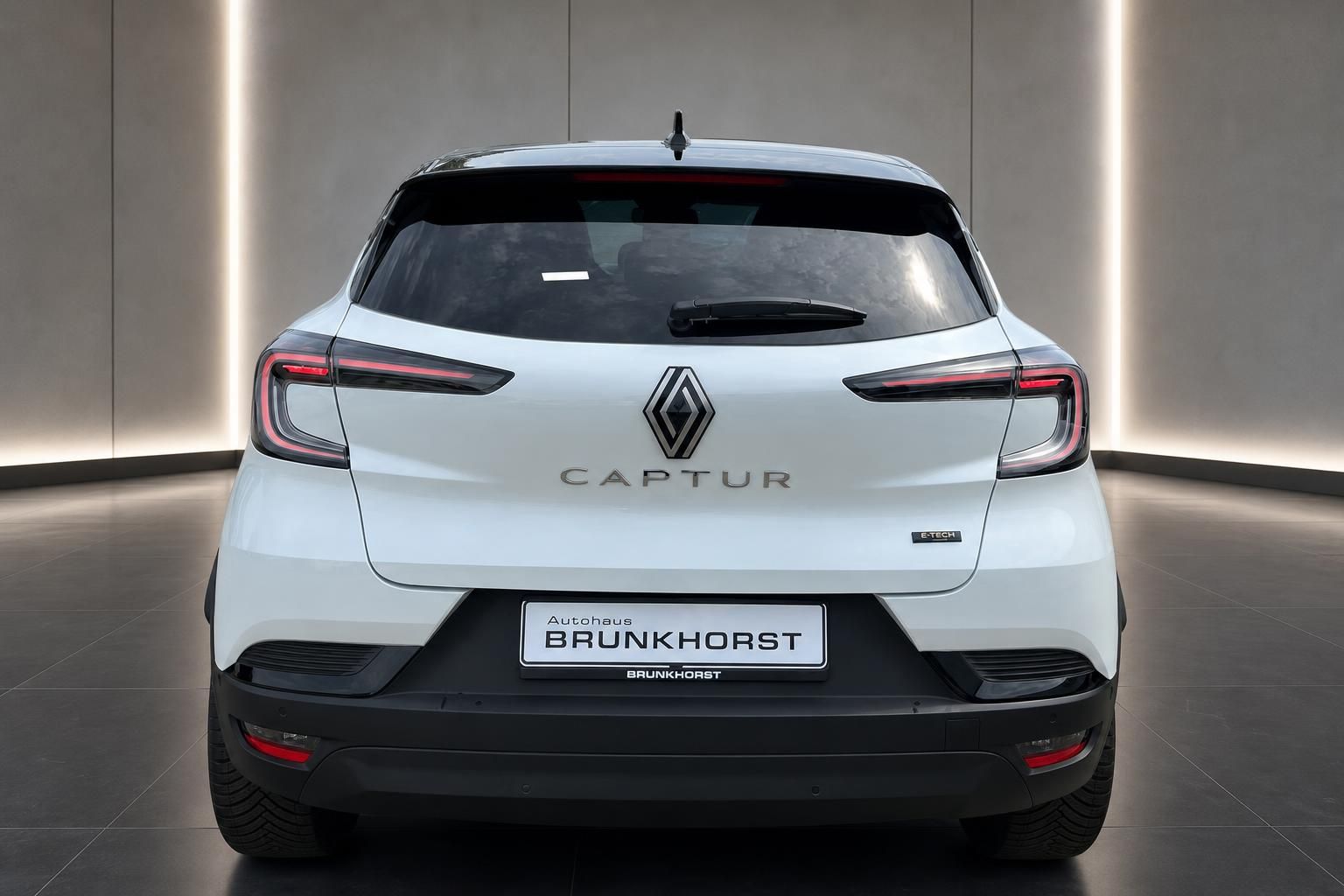 Renault Captur Heckansicht in Weiß mit LED-Rücklichtern im Autohaus Brunkhorst Showroom