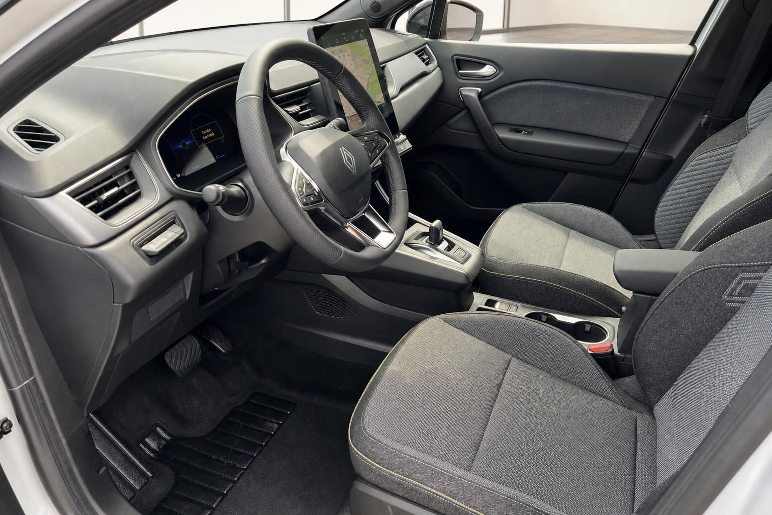 Renault Captur Innenraum mit grauem Stoff-Interieur, Lenkrad und digitalem Cockpit