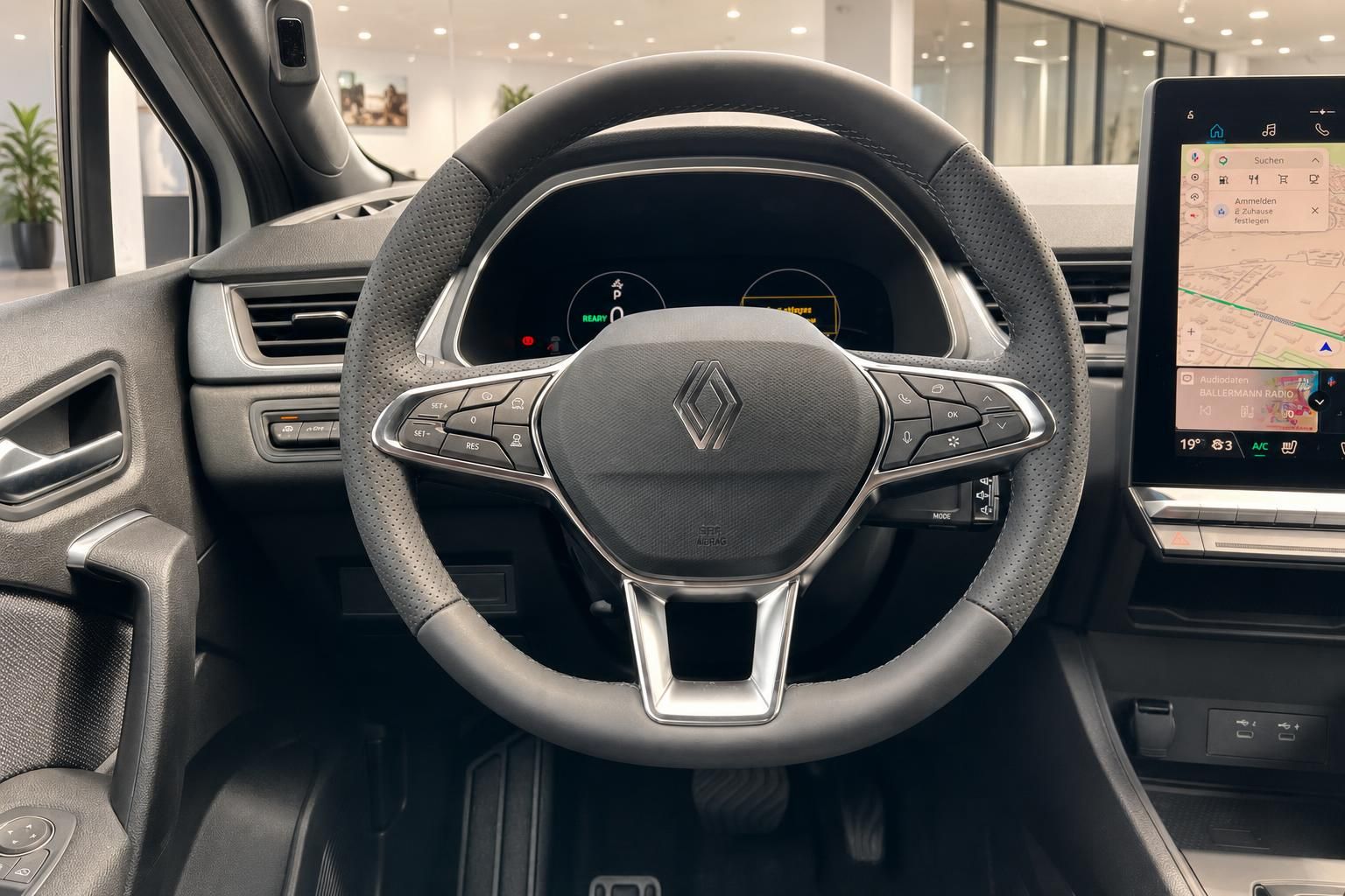Renault Innenraum mit Lenkrad, digitalem Cockpit und Touchscreen-Infotainment im Autohaus