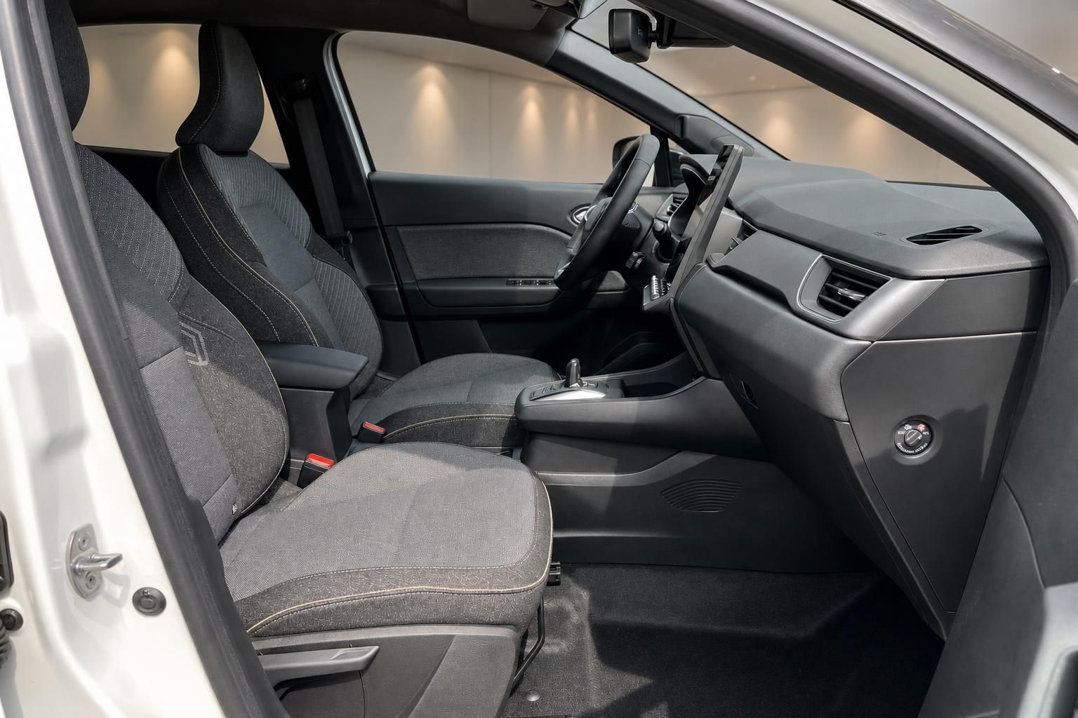 Fahrzeuginnenraum mit grauen Sitzen, Armaturenbrett und Schaltknauf im modernen Design