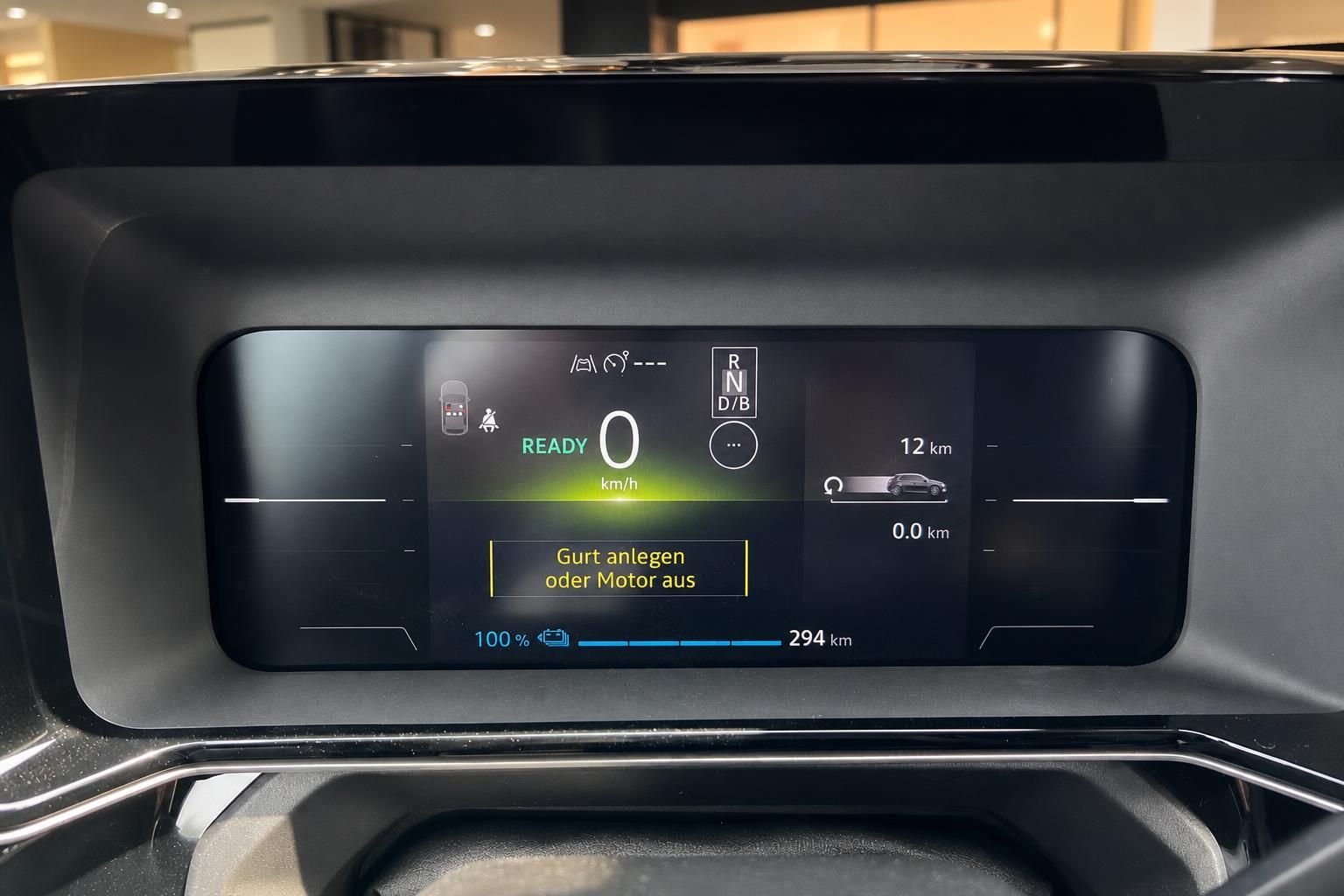 Digitales Cockpit-Display Elektroauto mit 294 km Reichweite und READY-Anzeige