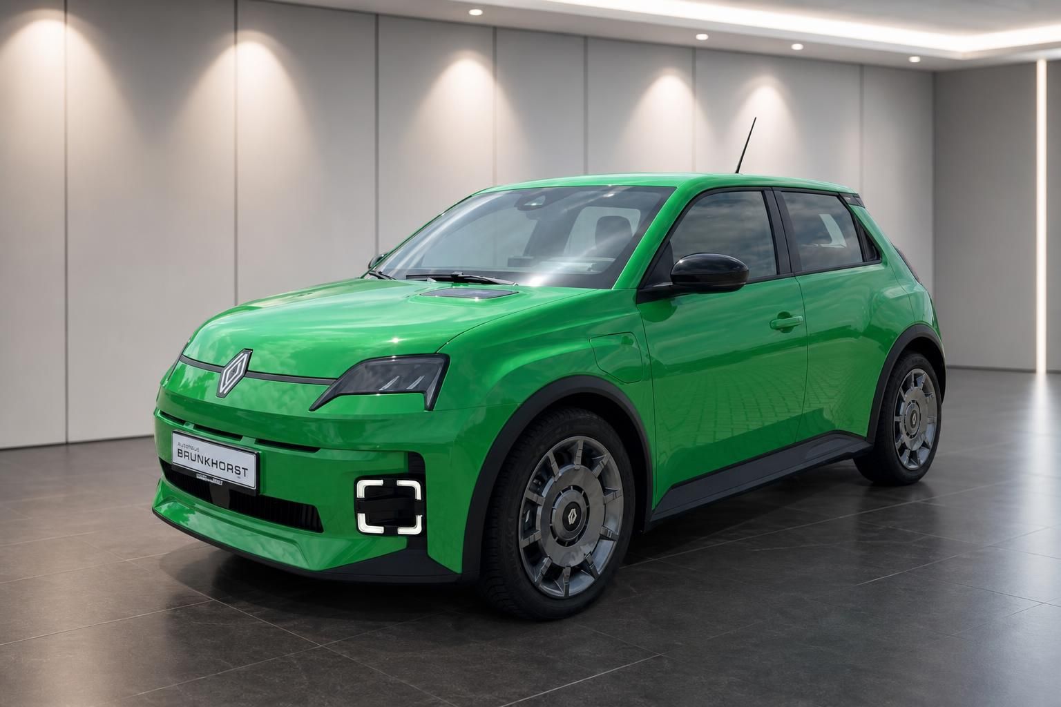 Renault 5 E-Tech Electric in Grün – Schrägansicht von vorne links im Showroom