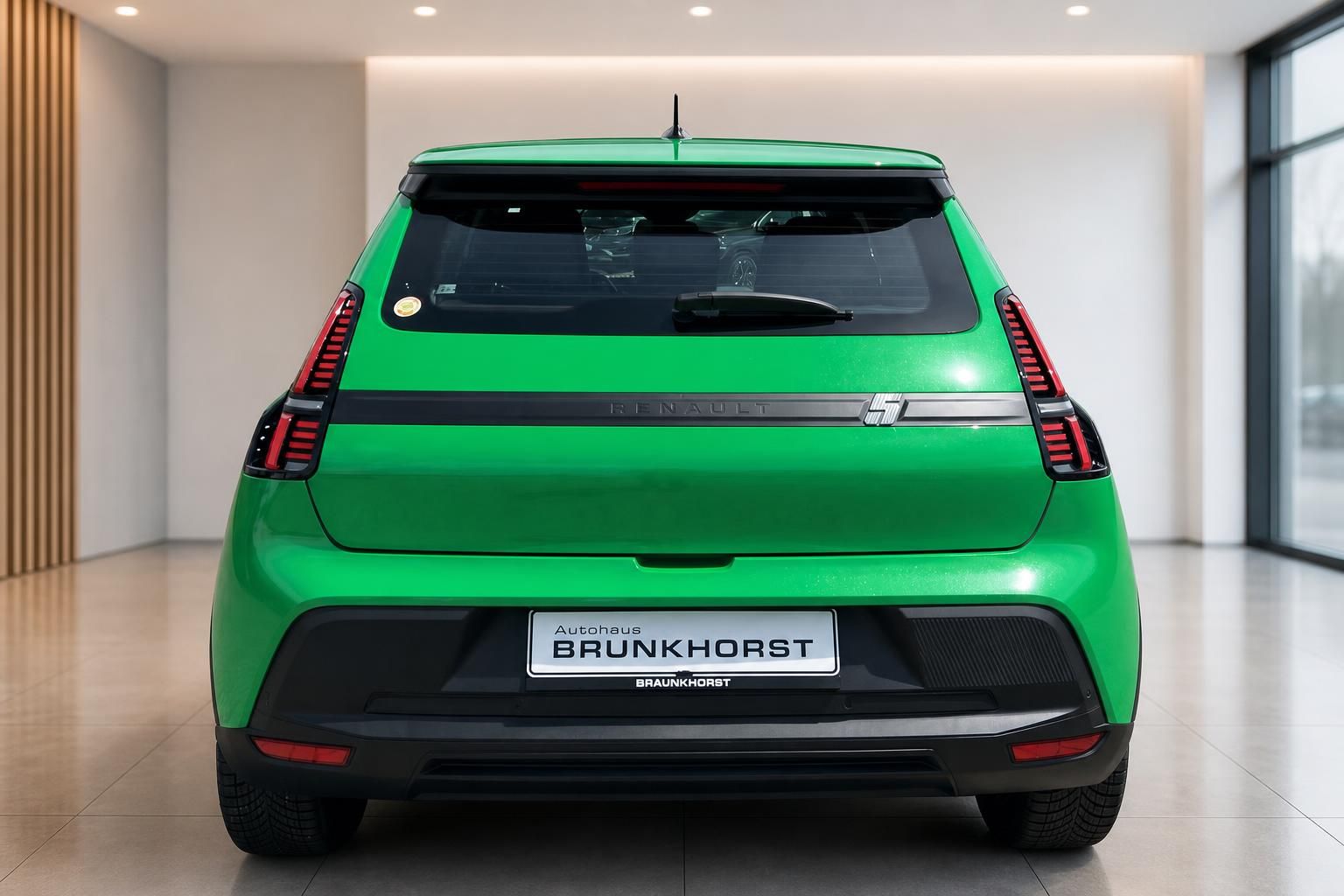 Renault 5 E-Tech Electric in Grün – Heckansicht im Autohaus Brunkhorst