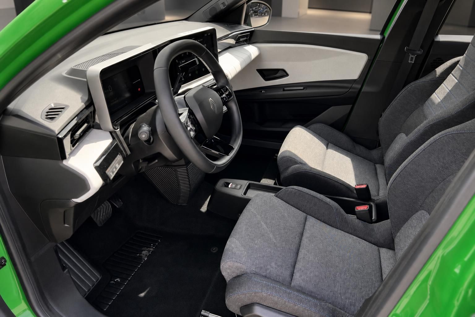 Renault 5 E-Tech Electric Innenraum – Fahrersitz und Armaturenbrett in grauem Stoff
