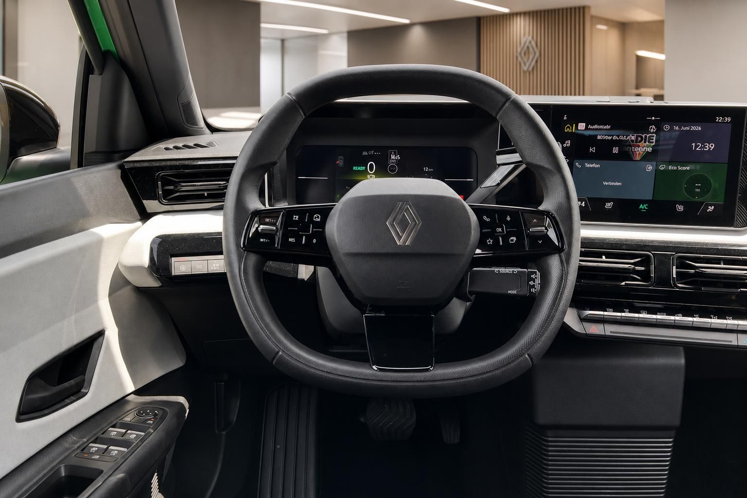 Renault Innenraum Cockpit mit Lenkrad und digitalem Infotainment-Display