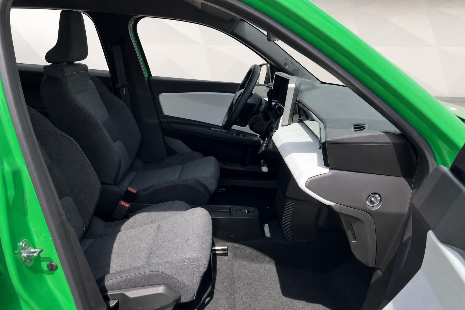 Fahrzeug Innenraum Vordersitze grün – Fahrer- und Beifahrersitz mit Lenkrad und Cockpit