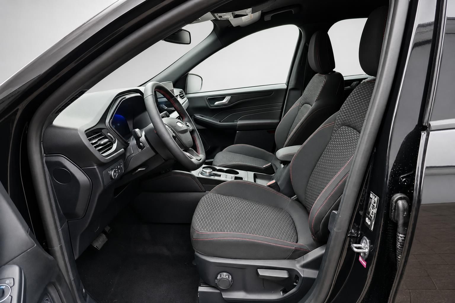Ford Kuga Innenraum, Cockpit und Vordersitze Ansicht