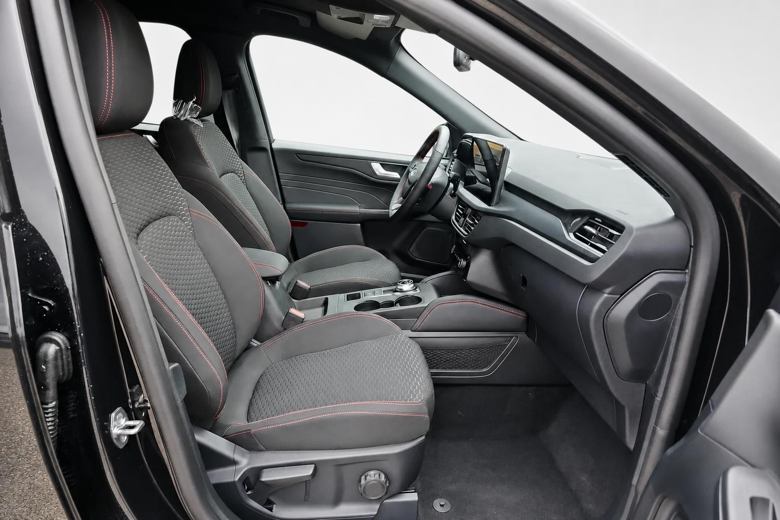 Ford Kuga Innenraum, Fahrersitz und Armaturenbrett Detail