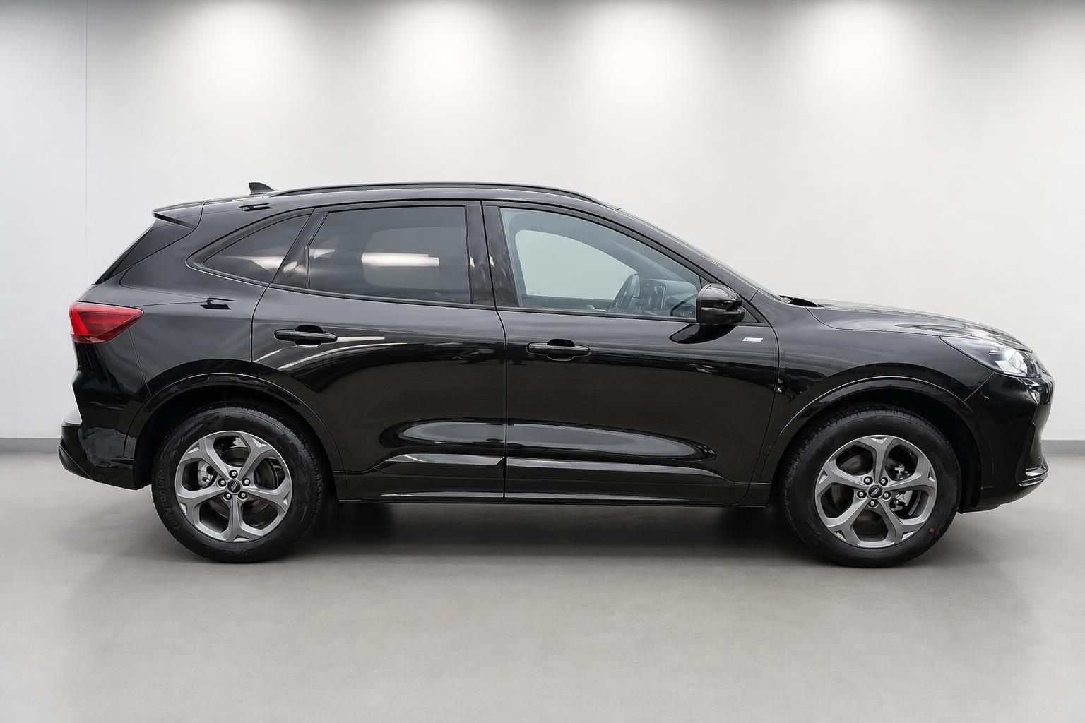 Ford Kuga schwarz Seitenprofil SUV Fahrzeugansicht