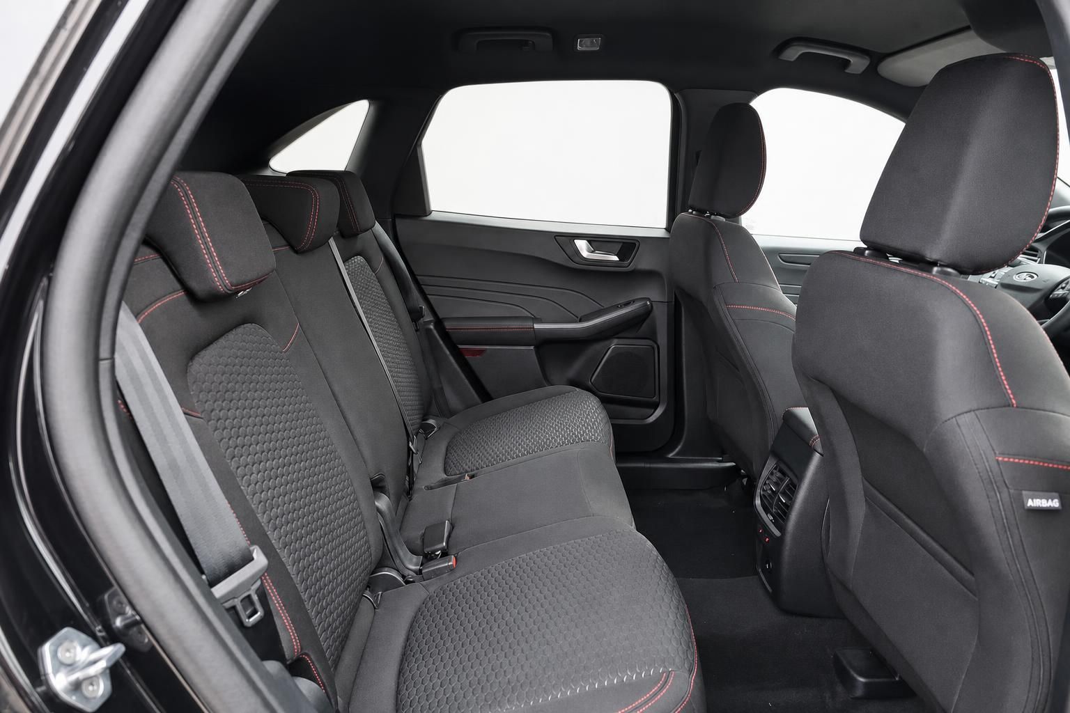 Ford Fokus Rücksitze mit roten Kontrastnähten im Innenraum