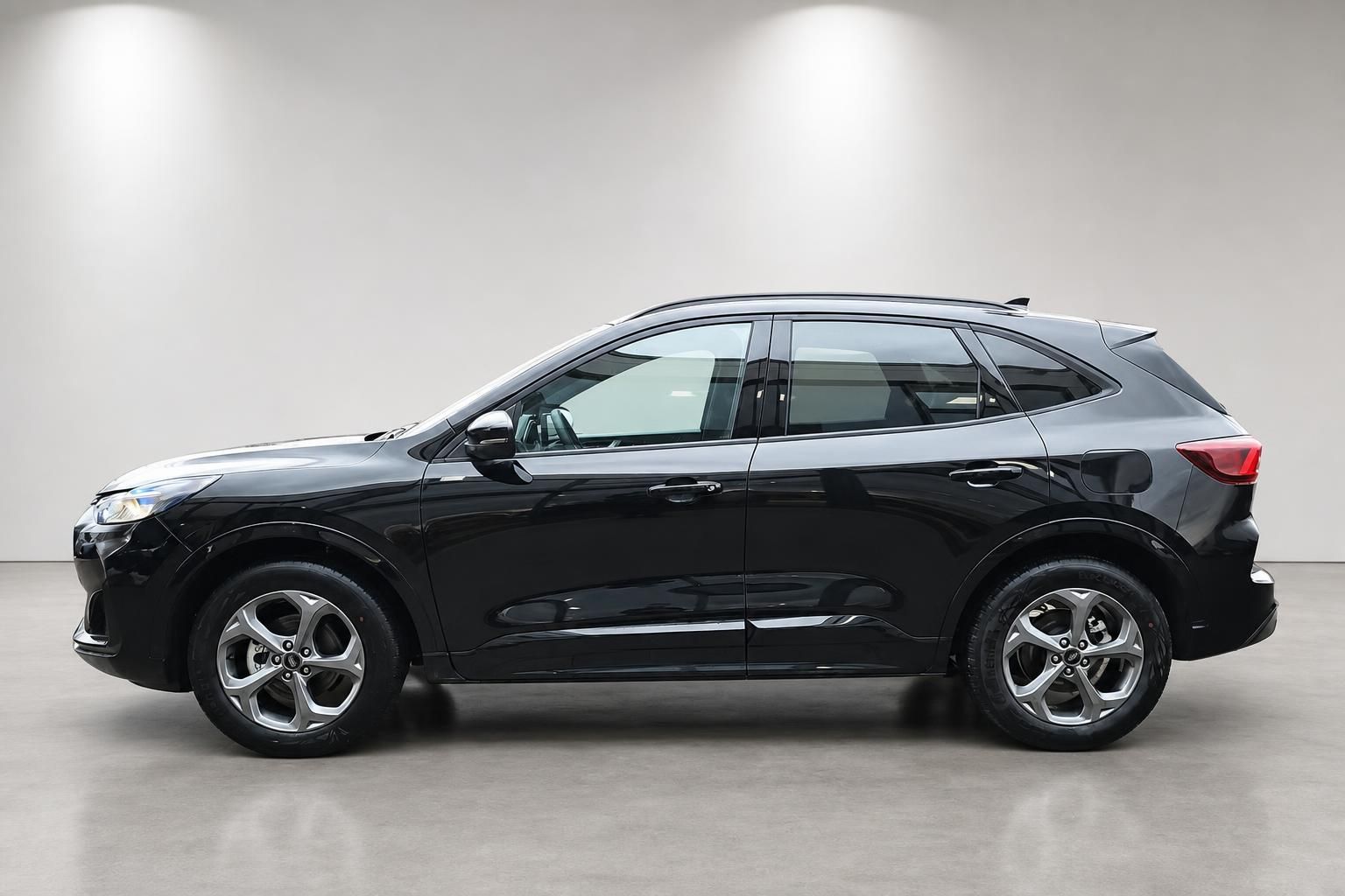Ford Kuga schwarz Seitenansicht SUV Studio