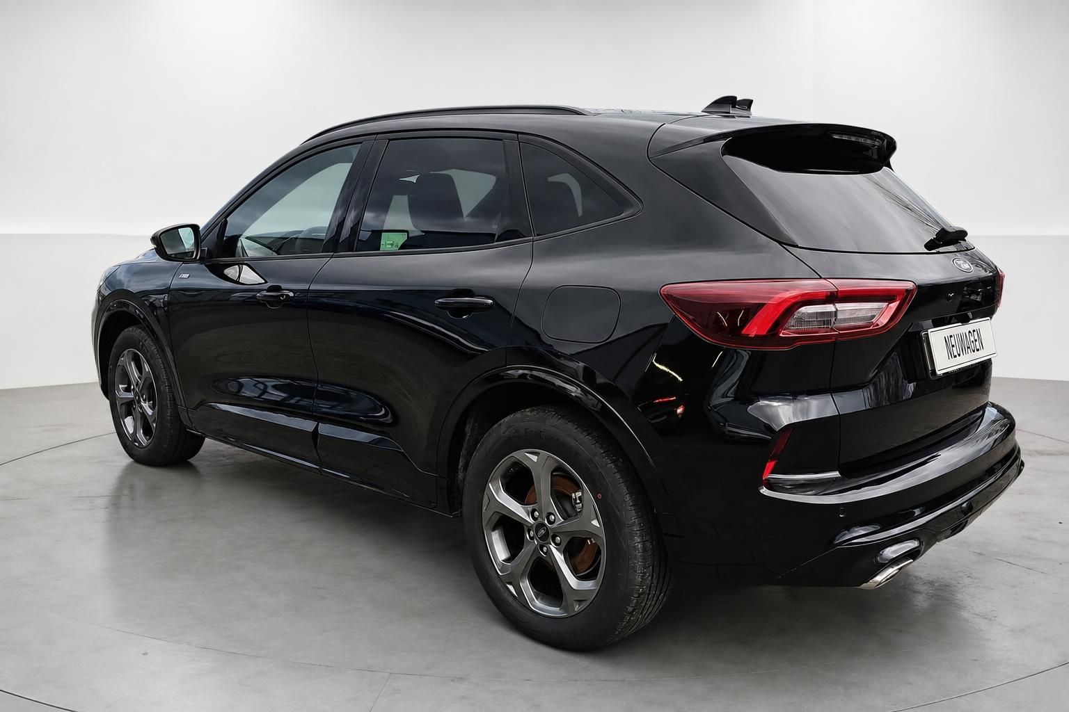 Ford Kuga schwarz, Heckansicht seitlich im Studio