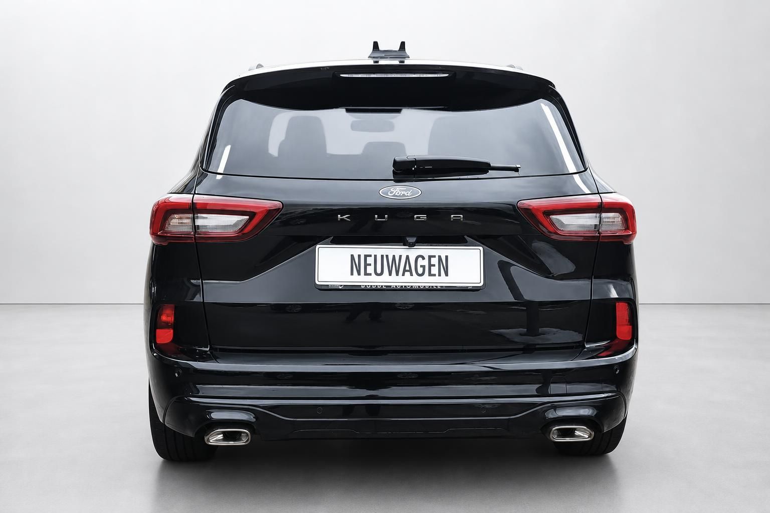 Ford Kuga schwarz, Heckansicht mit Rueckleuchten frontal