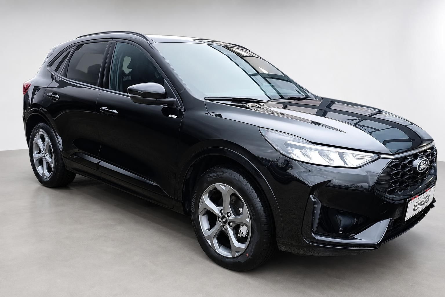 Ford Kuga schwarz Frontansicht Neuwagen Studiofoto
