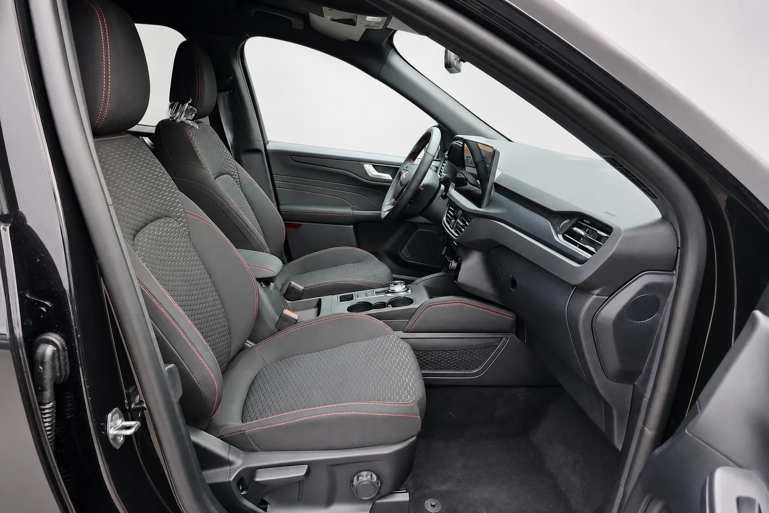 Ford Innenraum Vordersitze mit Sportsitzen und Cockpit, Fahrertür geöffnet