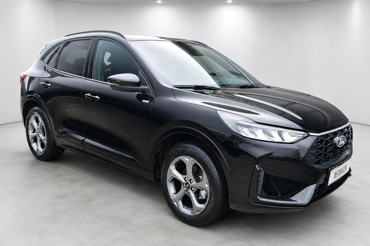 Ford Kuga schwarz SUV Frontansicht schraeg im Showroom