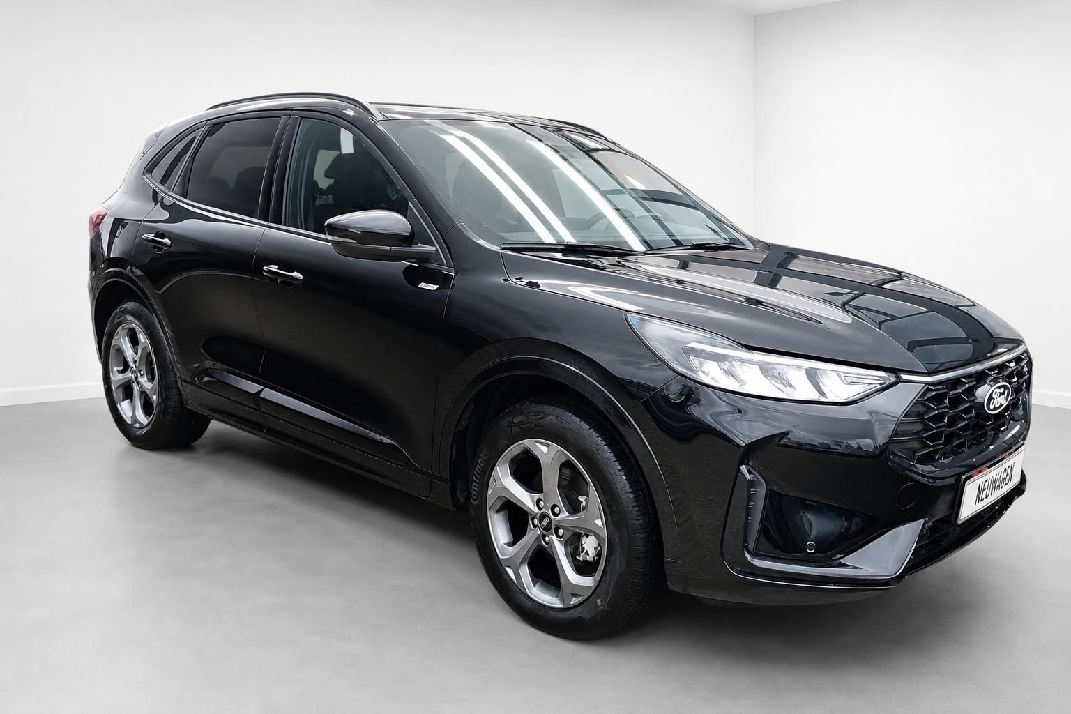 Ford Kuga schwarz SUV Seitenansicht schraeg vorne