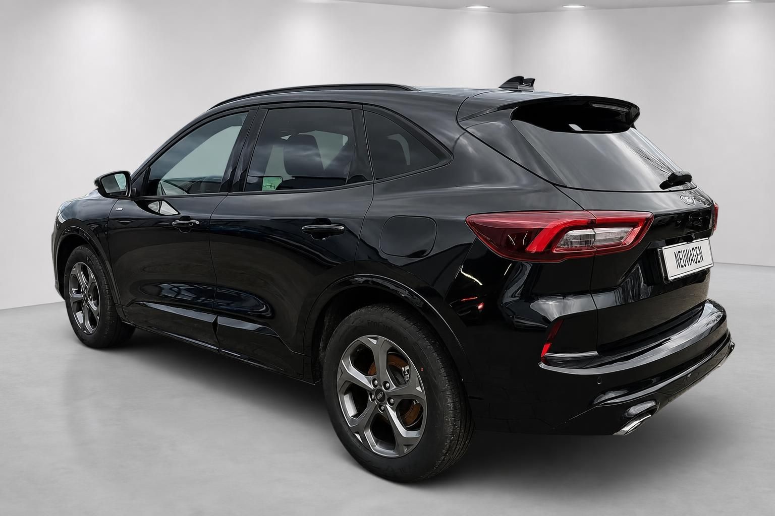 Ford Kuga schwarz Heck-Seitenansicht mit Alufelgen im Studio